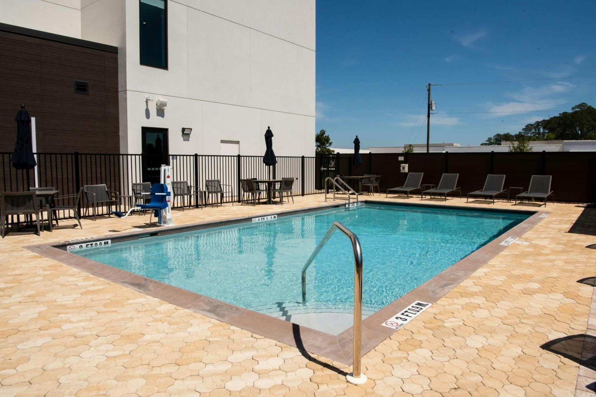 Courtyard By Marriott Lake Stadt Exterior foto